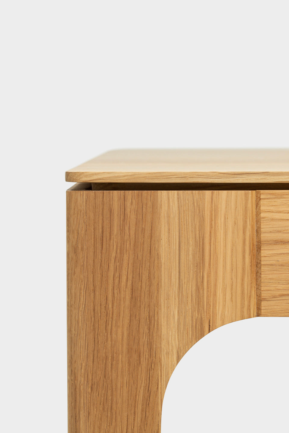 Effet de plateau flottant avec joint creux et pieds courbés.