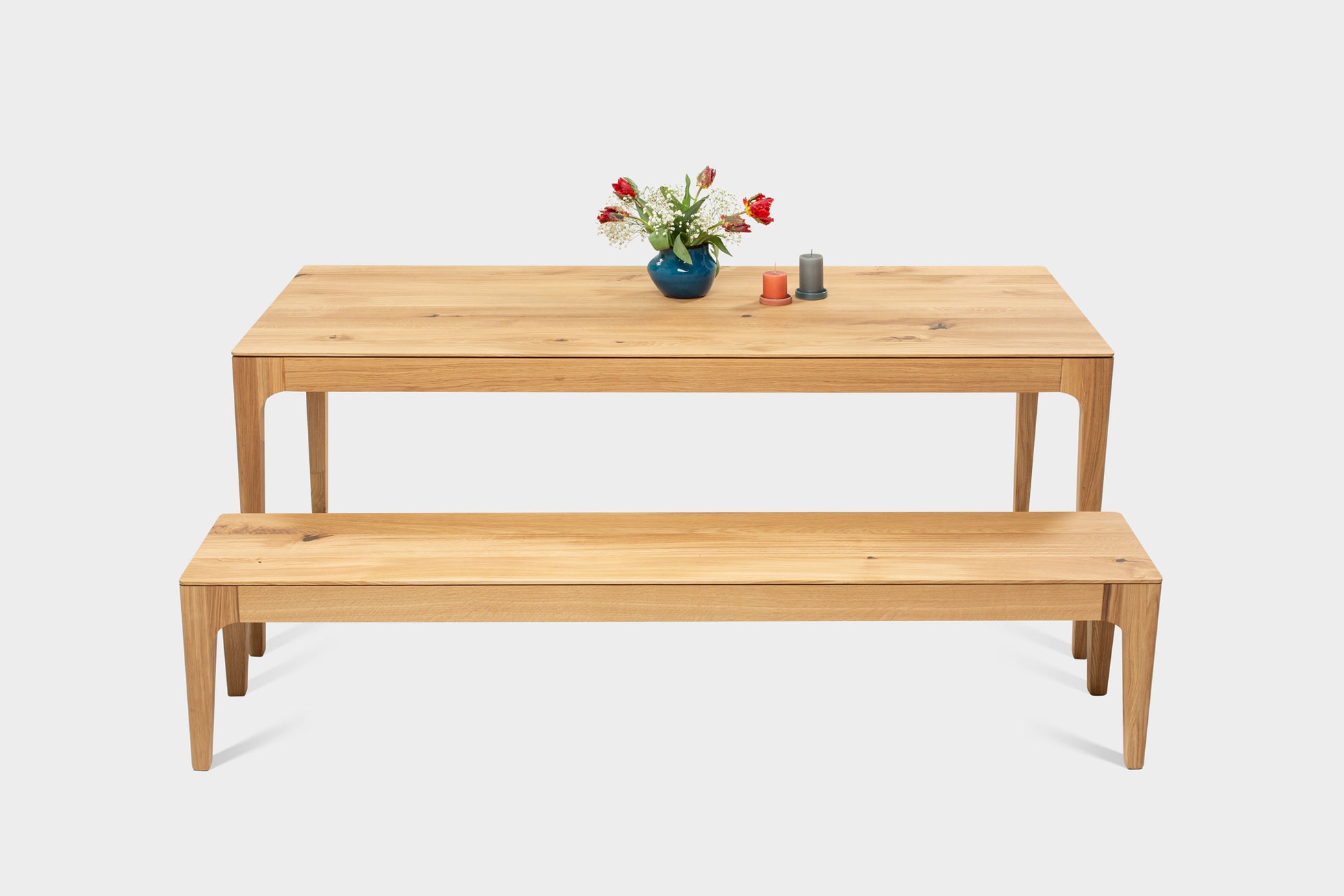Des pièces assorties sont disponibles : des modèles de bancs et de chaises pour compléter l'ensemble.