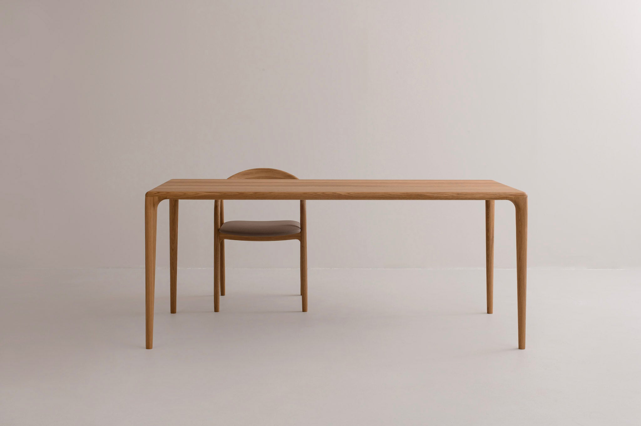 LÜNA Dining Table image 1