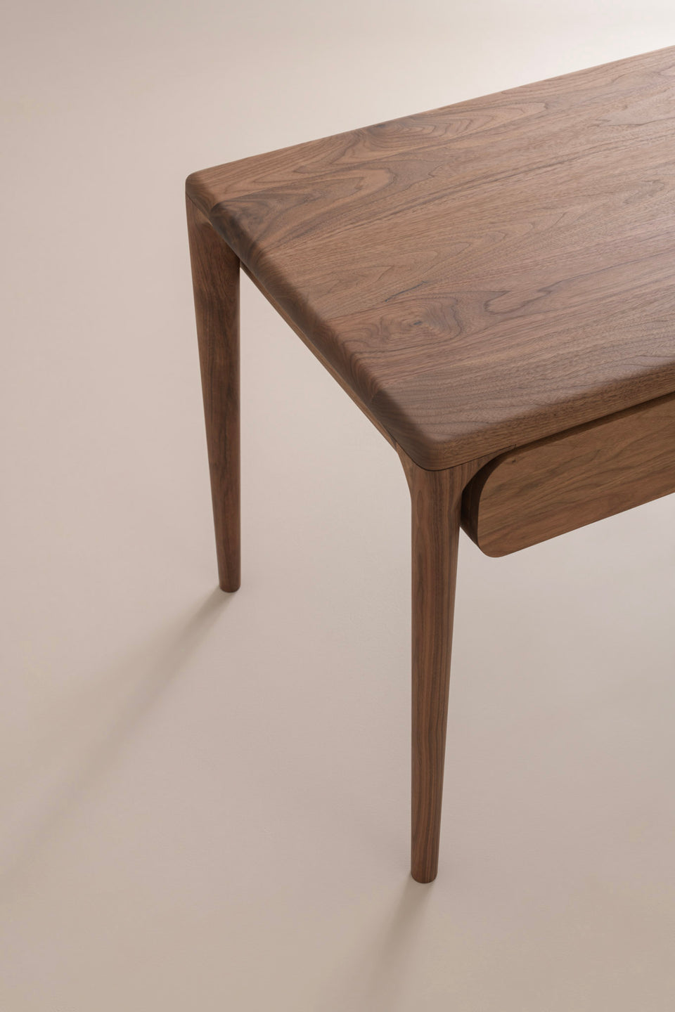 The desk’s softened edges and rounded corners match the rest of the LÜNA collection