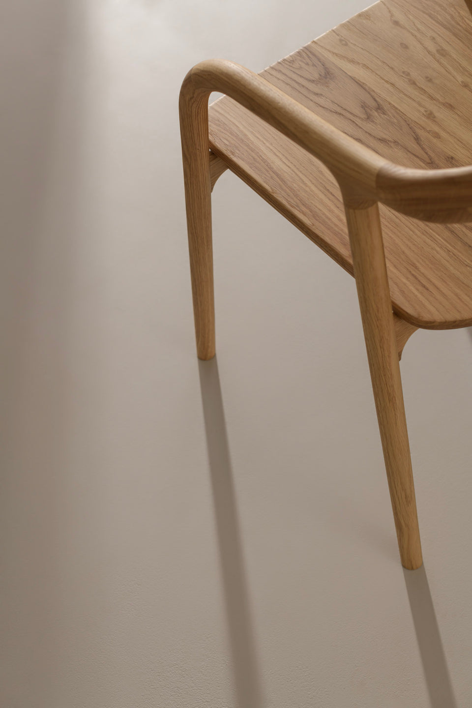 Accoudoirs sculpturaux en chêne, noyer ou frêne fumé massif.