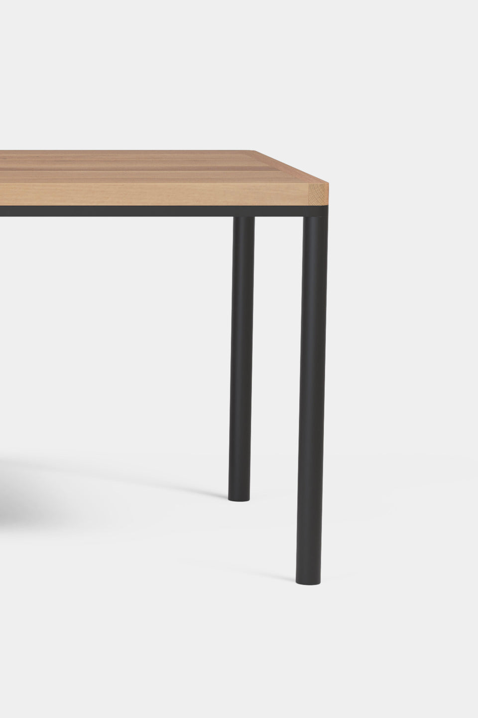 Des pieds en acier associés au bois massif pour un aspect épuré et raffiné.Des pieds en acier associés au bois massif pour un aspect épuré et raffiné.