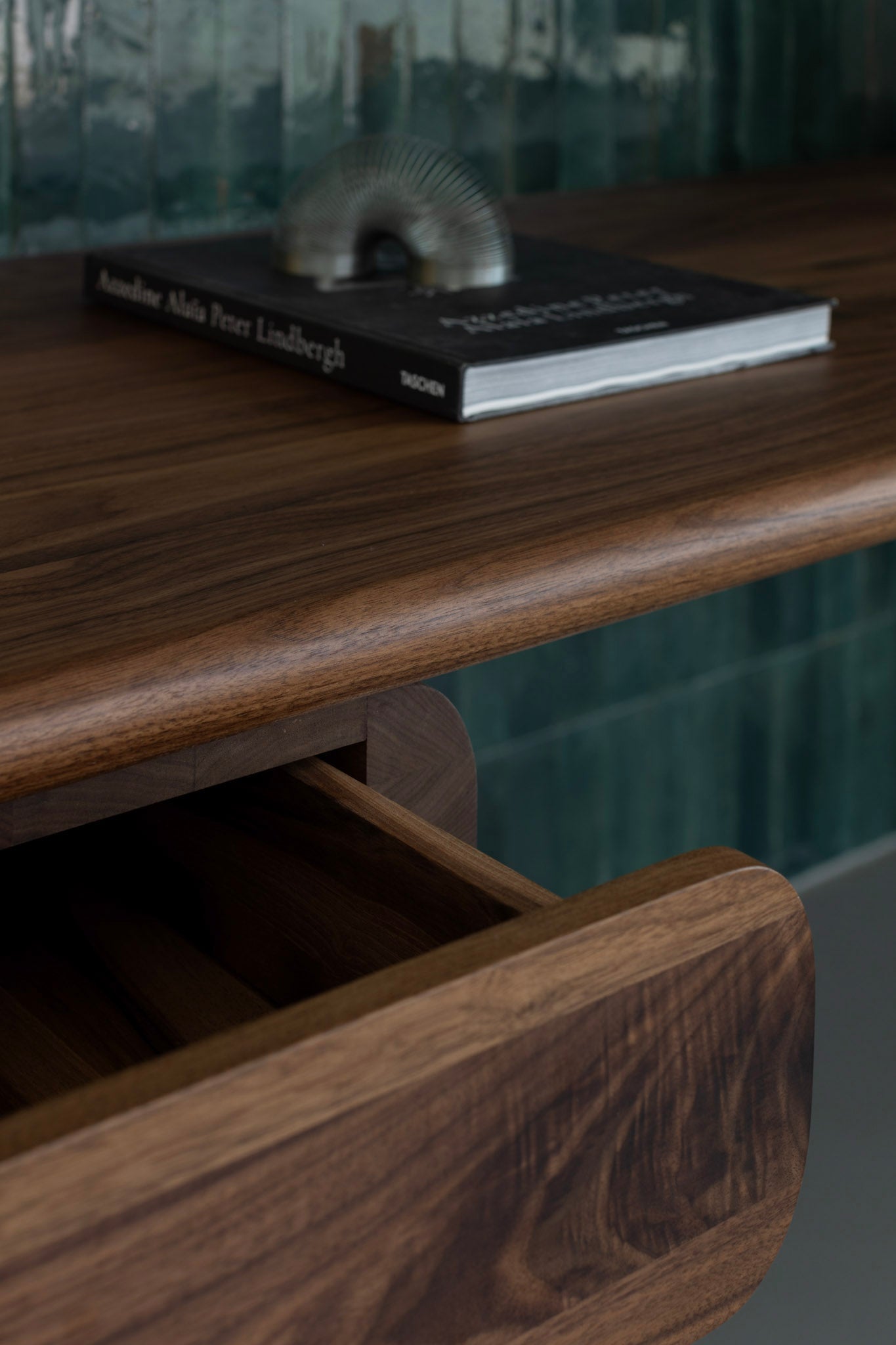 LÜNA Bureau image 11