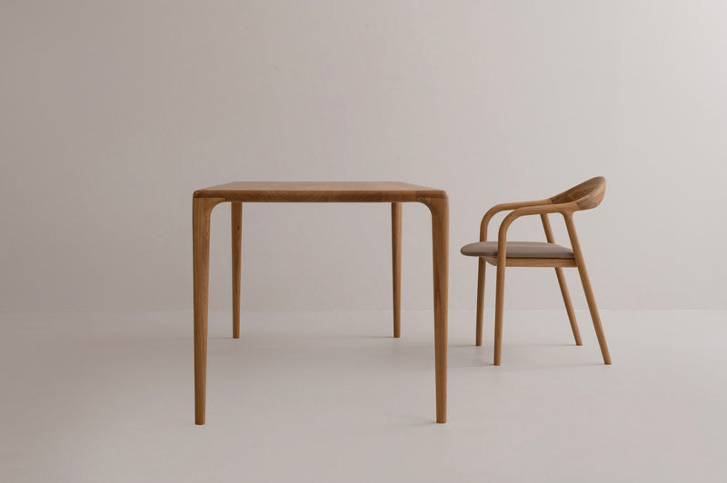 LÜNA Dining Table