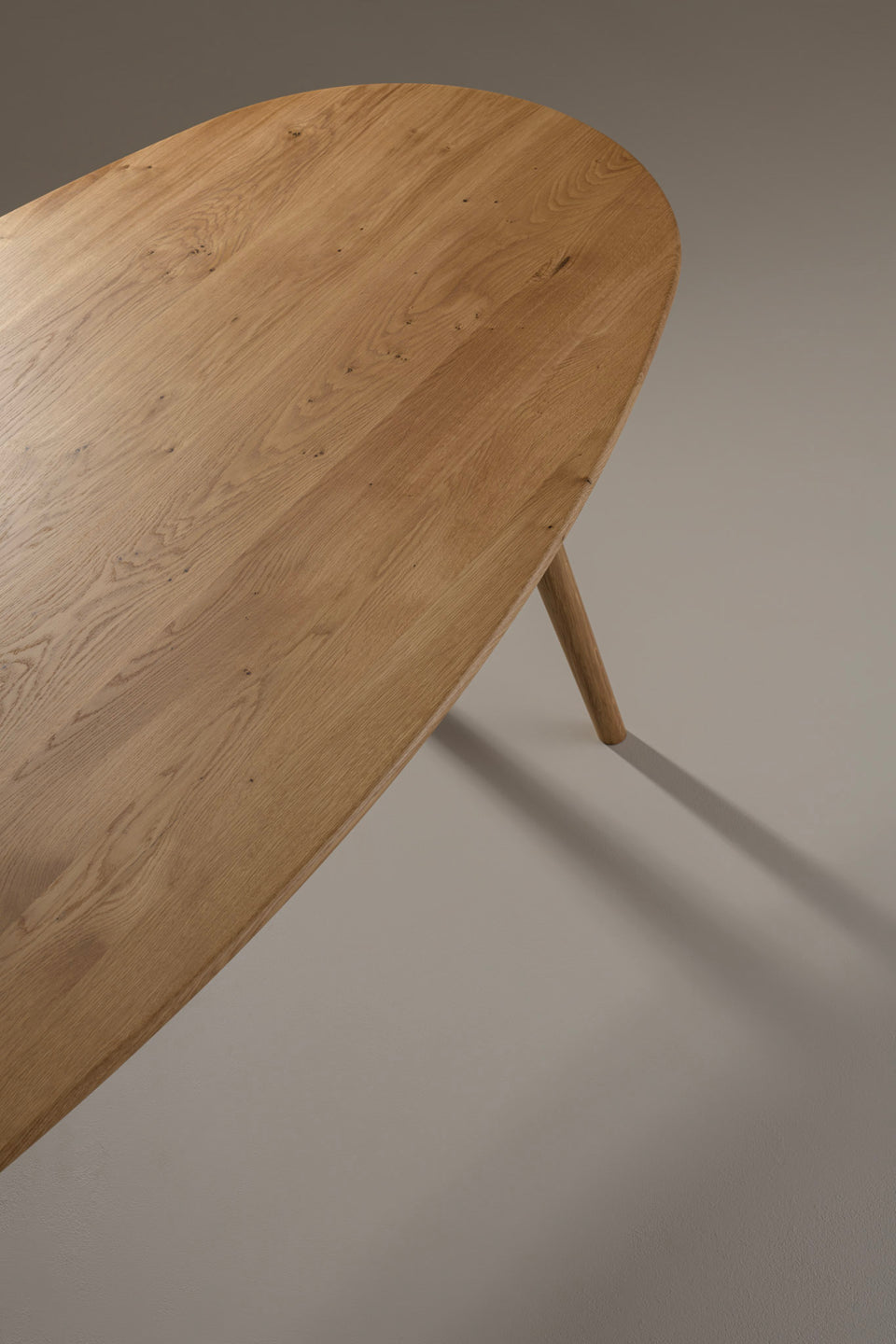 The table’s shape is available in two variations: a classic ellipse with fully rounded ends or a racetrack oval with straight sides and curved ends.