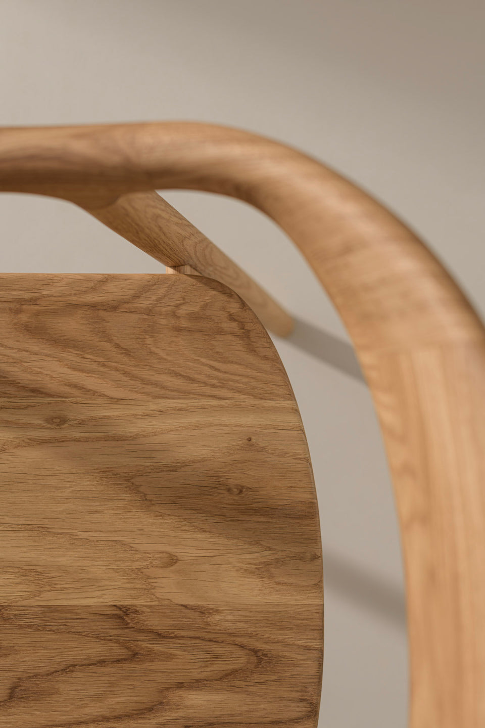 Assise en bois ou rembourrée en lin italien ou cuir.