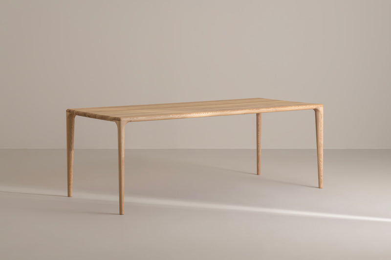 LÜNA Dining Table