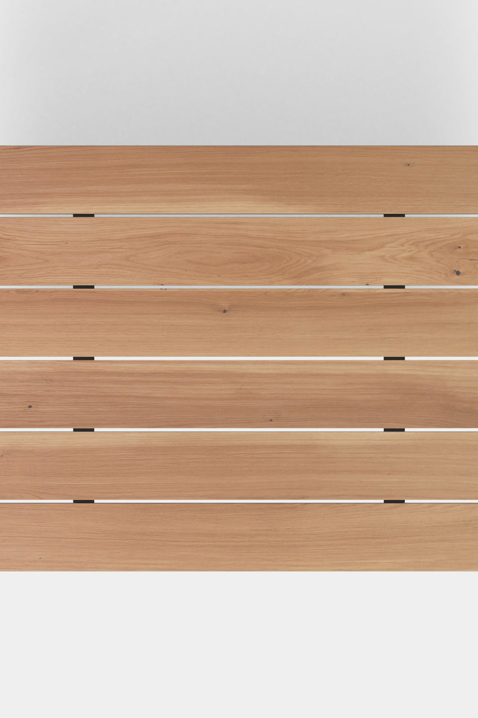 Prêt pour l’extérieur : de légers espaces entre les lattes pour la circulation de l’air et le drainage.