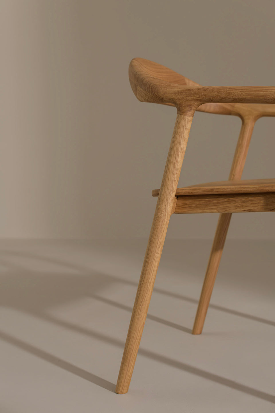 Pieds fuselés soulignant une silhouette élégante et équilibrée.