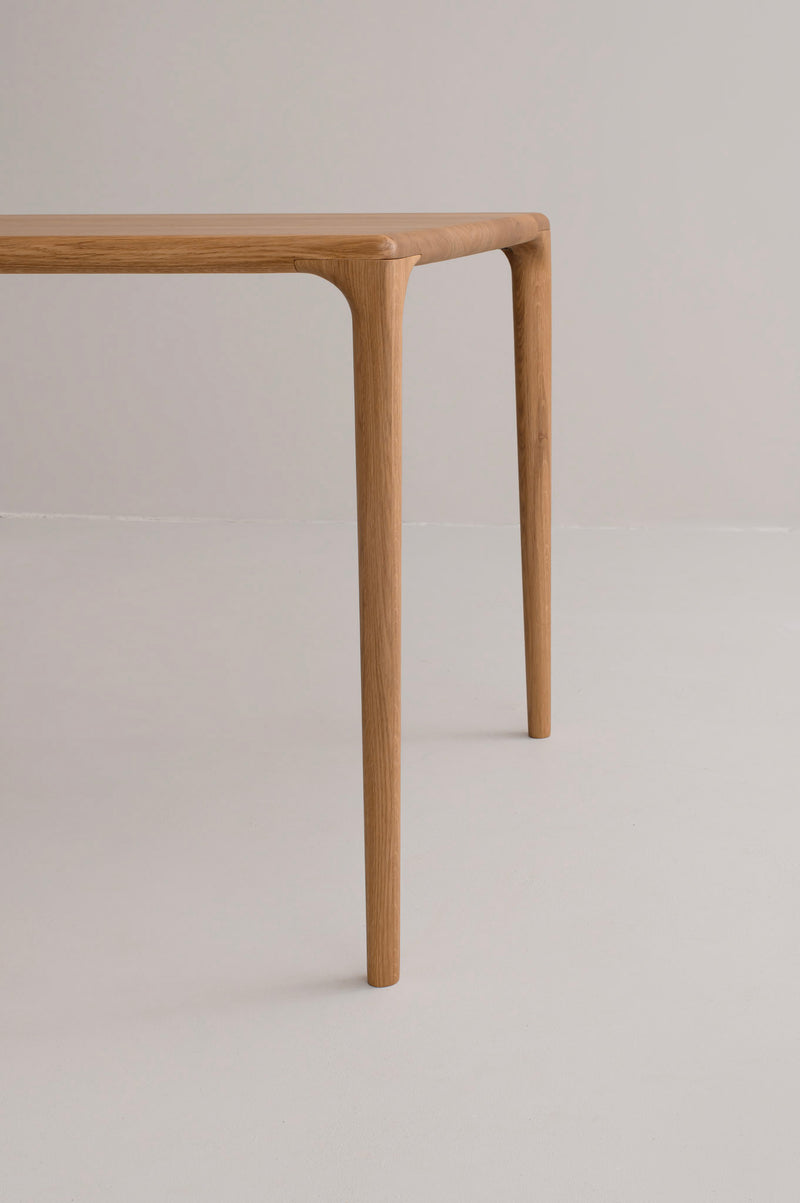 LÜNA Dining Table