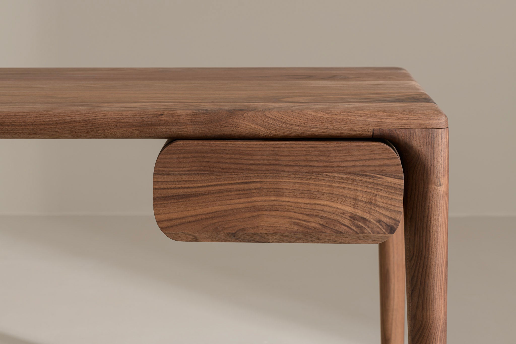 LÜNA Bureau image 4