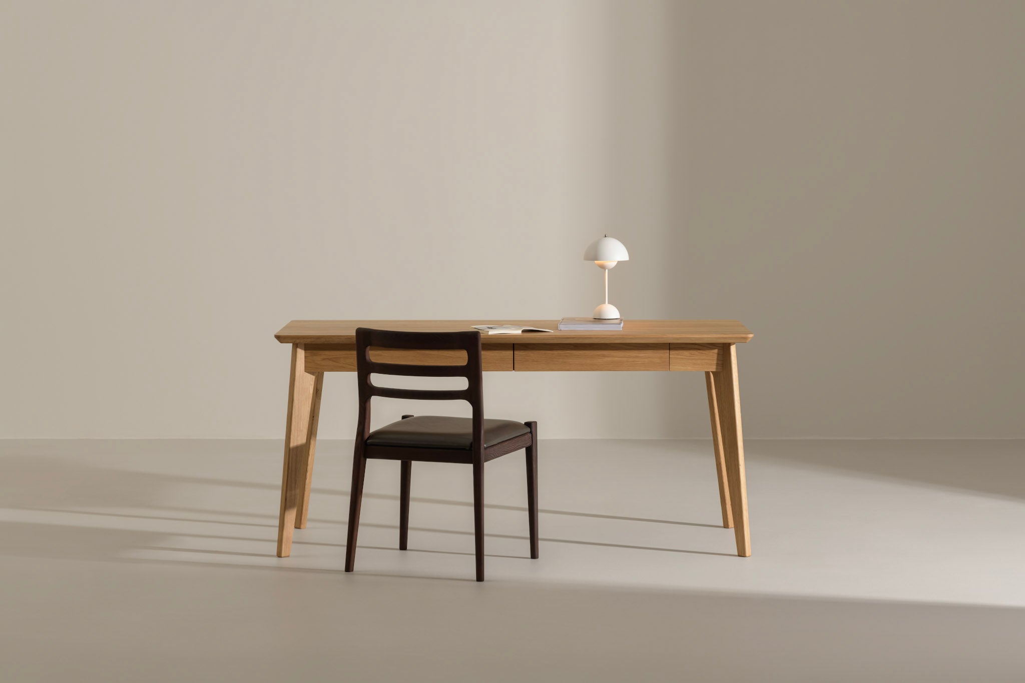 AMBER | Desk image 14