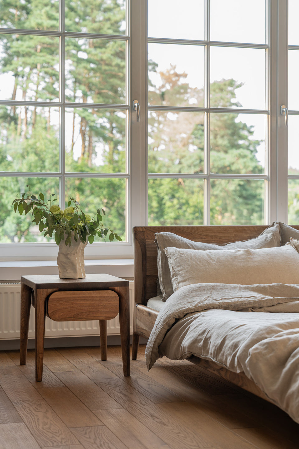 Tiroir incurvé flottant sous le plateau.