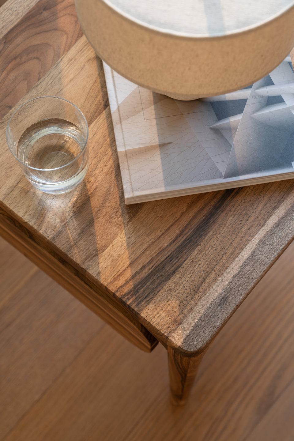 Pieds arrondis emblématiques de la collection LÜNA.