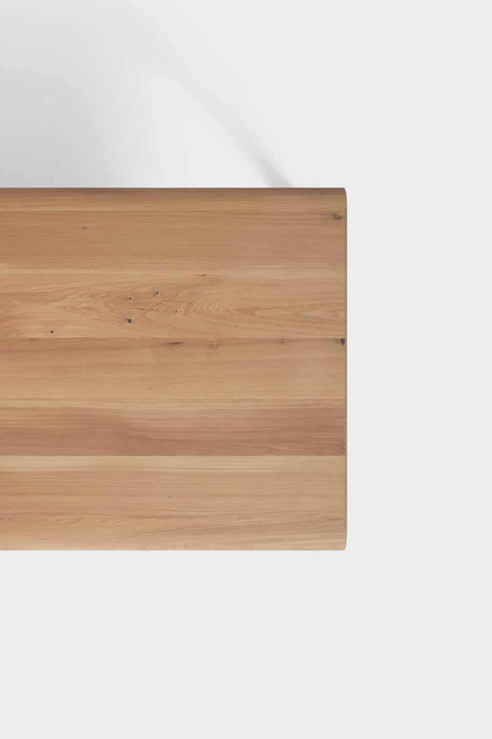 Verlängerungsplatten werden im Tischinneren aufbewahrt und ermöglichen eine nahtlose Funktion.