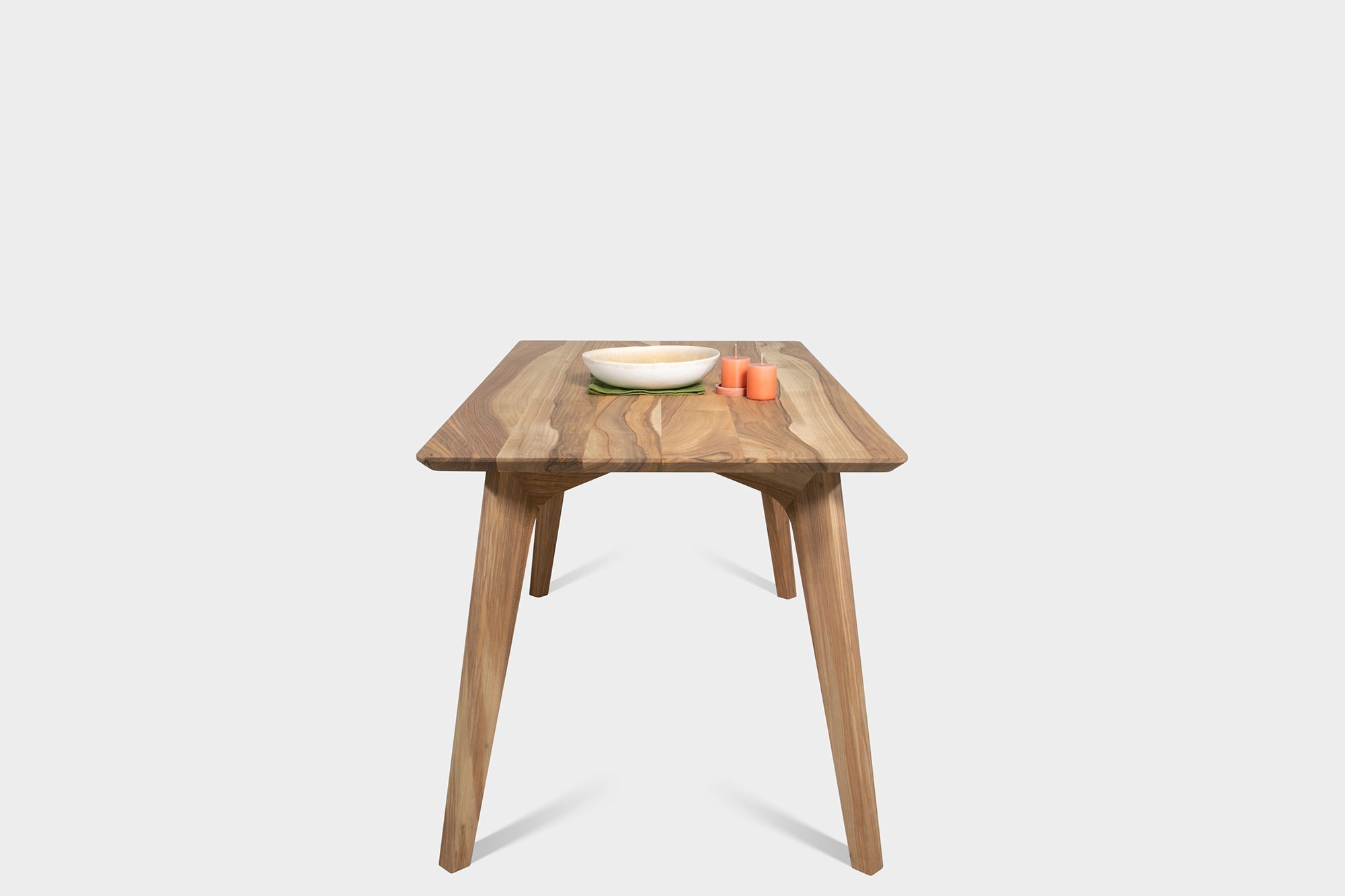 AMBER S | Esstisch aus Nussbaum
